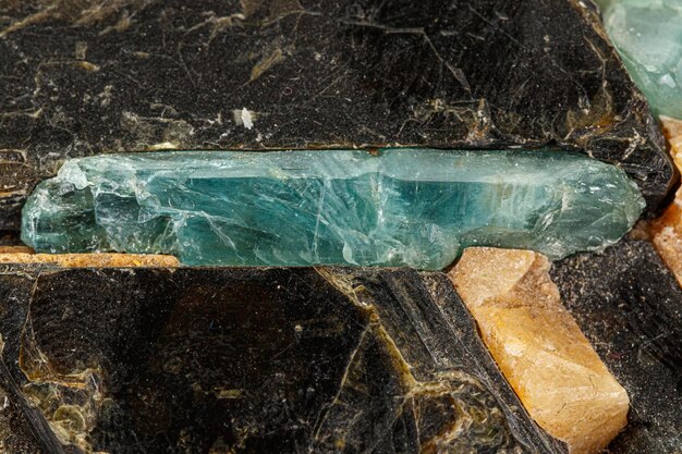 Makro-Aquamarin-Mineralstein im Felsen auf weißem Hintergrund