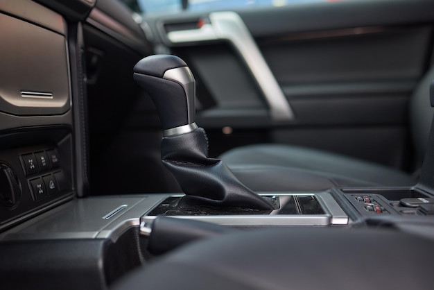 Makro-Aufnahme eines Getriebehebels eines Autos, eines wesentlichen Autoteils
