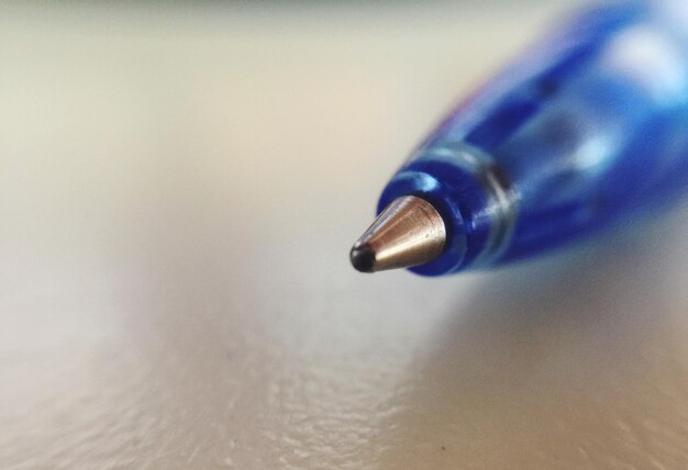 Makro-Aufnahme eines Kugelschreibers auf dem Tisch