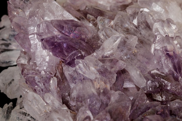 Makro aus Amethyst-Mineralstein auf schwarzem Hintergrund