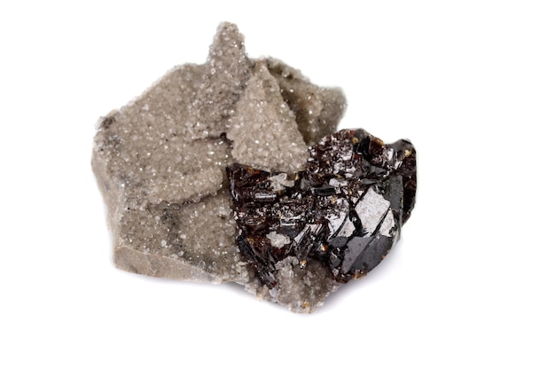 Makro aus mineralischem Sphalerite-Stein auf Mikroklinierung auf weißem Hintergrund
