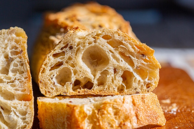 Makro Brot. Brotporen. Frisches Baguette mit Körnern Makro.Bäckerei-Werbung. Samen im Brot.