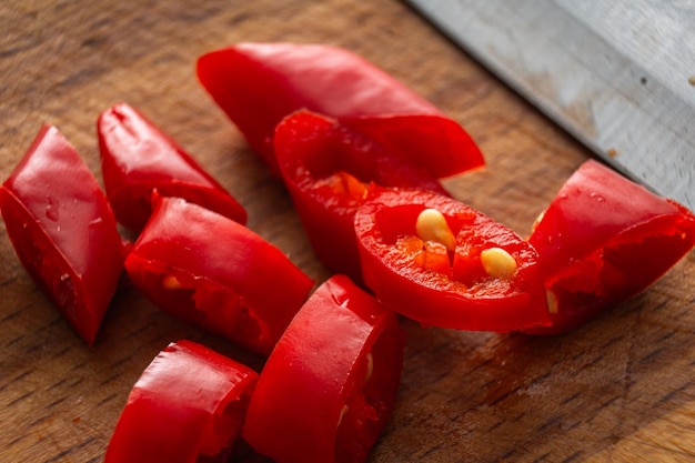 Makro-Close-Up auf gehackten pepperoni roten Chilischoten