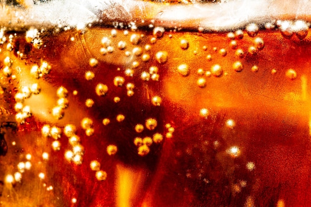 Makro-Cola-GetränkDetail des kalten sprudelnden kohlensäurehaltigen Erfrischungsgetränks mit Eis