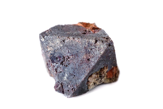 Makro-Cuprit-Mineral auf weißem Hintergrund