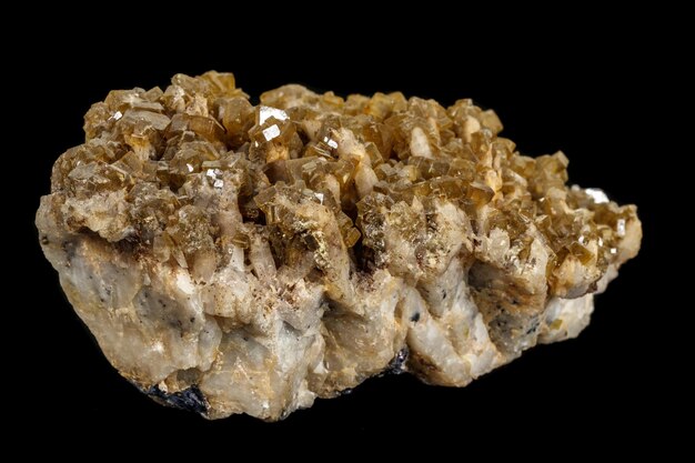 Makro des Mineralsteins Baryte auf schwarzem Hintergrund