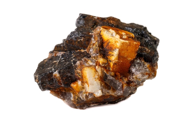 Makro des Mineralsteins Columbite Beryl Feldspar auf weißem Hintergrund