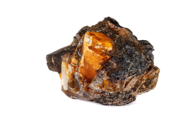 Makro des Mineralsteins Columbite Beryl Feldspar auf weißem Hintergrund