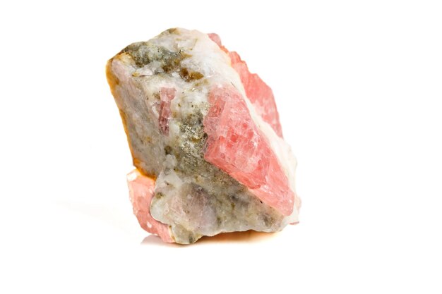 Makro des Mineralsteins Rhodochrosit auf weißem Grund