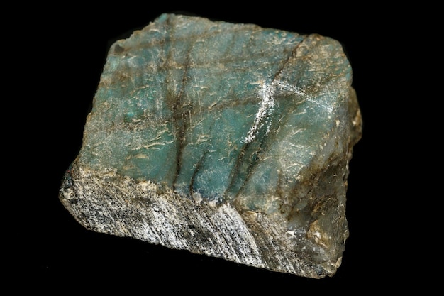 Makro des Steinlabradorit-Minerals auf schwarzem Hintergrund