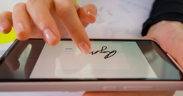 Foto makro-digitale signatur auf dem smartphone-bildschirm mit dem finger