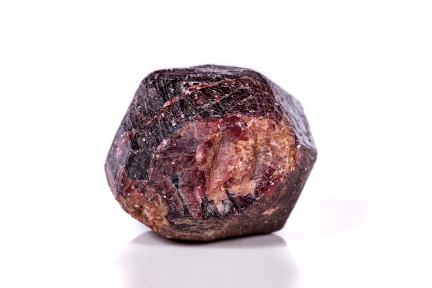 Makro eines mineralischen Granatsteins auf weißem Hintergrund