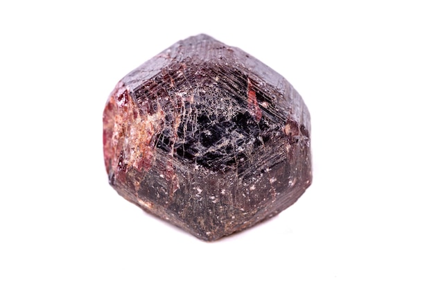 Makro eines mineralischen Granatsteins auf weißem Hintergrund