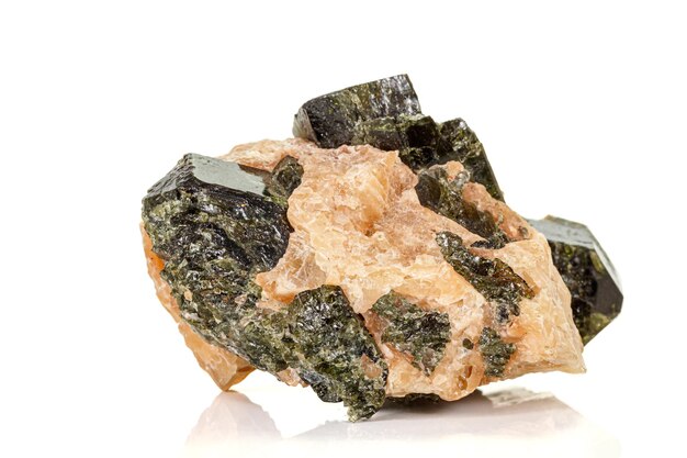 Makro eines Mineralsteins Vesuvianite auf einem weißen Hintergrund