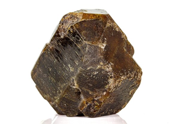 Makro eines Mineralsteins Vesuvianite auf einem weißen Hintergrund
