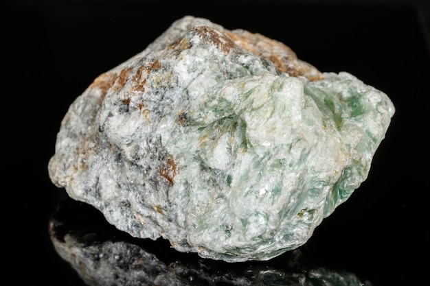 Makro eines steinernen Talkminerals auf schwarzem Hintergrund