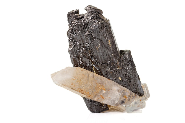 Makro eines Steinwolframit-Mineralquarz-Fluorits auf weißem Hintergrund