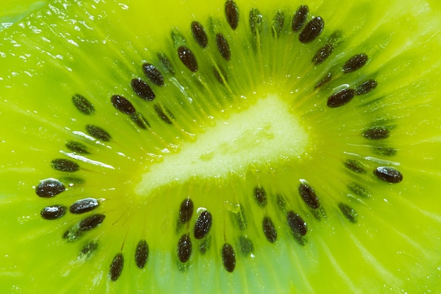 Makro-Kiwislice von Kiwis auf einem Vollbild-QuerformatNahaufnahme auf Kiwis