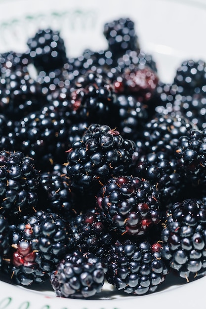 Makro köstlicher und frischer Brombeeren auf Platte Bokeh