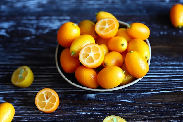 Makro. Kumquat auf einer Holzoberfläche. Exotische Zitrusfrucht.