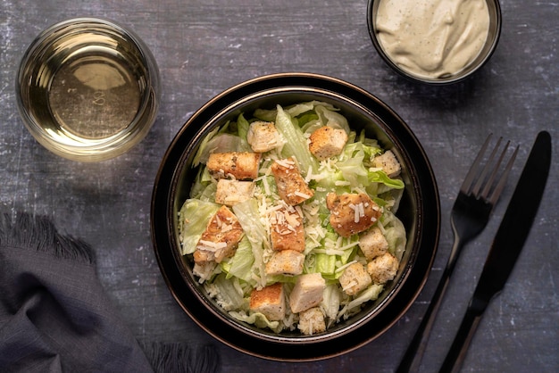 Makro-Lebensmittelfotografie von Caesar-Salat mit Hähnchen