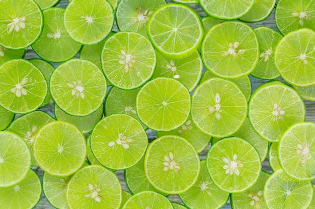 Makro LimeFresh Lime Slices als HintergrundZitrone und grüne Limette überlappte Scheiben Nahaufnahme