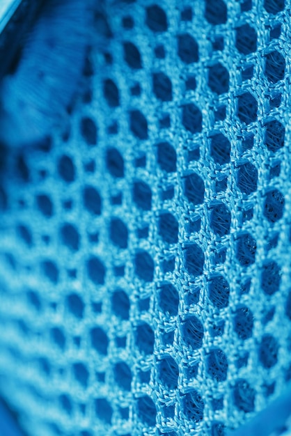Makro-Lüftungsgitter aus blauen Turnschuhen im Vollbildmodus