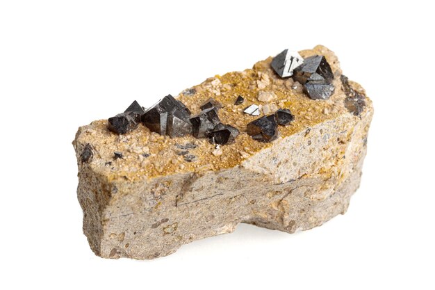 Makro-Magnetit-Mineralstein auf weißem Hintergrund