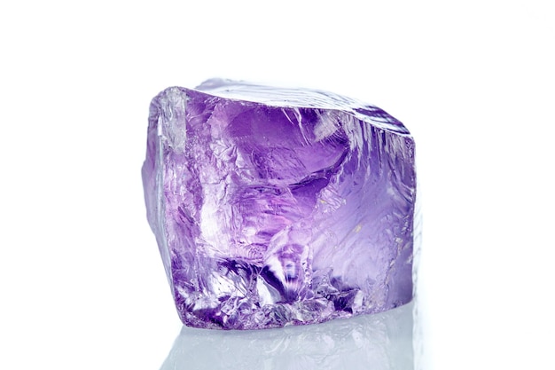 Makro-Mineral-Amethyst-Stein auf weißem Hintergrund