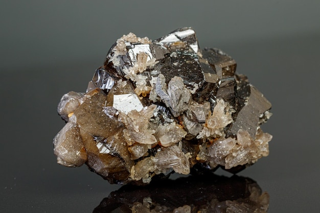 Makro-Mineral-Kassiterit-Stein auf grauem Hintergrund