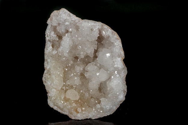 Makro-Mineralquarz-Schneestein auf schwarzem Hintergrund