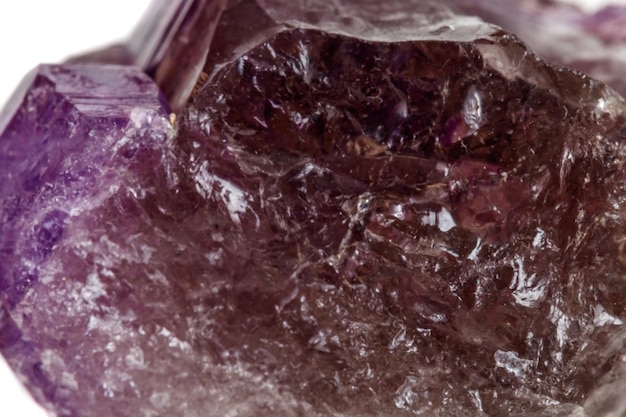 Makro-Mineralstein Amethyst zusammen Rauchquarz Rauchtopaz auf weißem Hintergrund