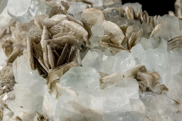 Makro-Mineralstein Aquamarin im Felsen auf schwarzem Hintergrund