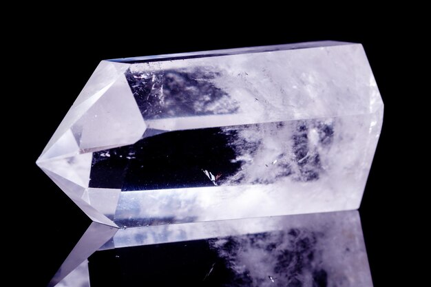 Makro-Mineralstein Crystal Bergkristall auf schwarzem Hintergrund
