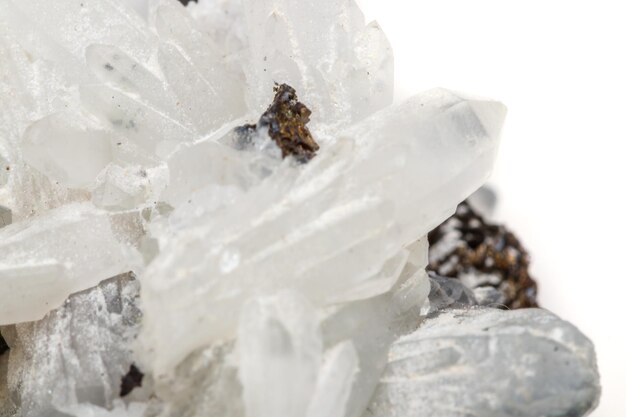 Makro-Mineralstein Drusus-Quarz mit Sphalerit im Felsen ein weißer Hintergrund