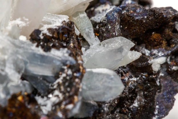 Makro-Mineralstein Drusus-Quarz mit Sphalerit im Felsen ein weißer Hintergrund