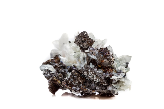 Makro-Mineralstein Drusus-Quarz mit Sphalerit im Felsen ein weißer Hintergrund