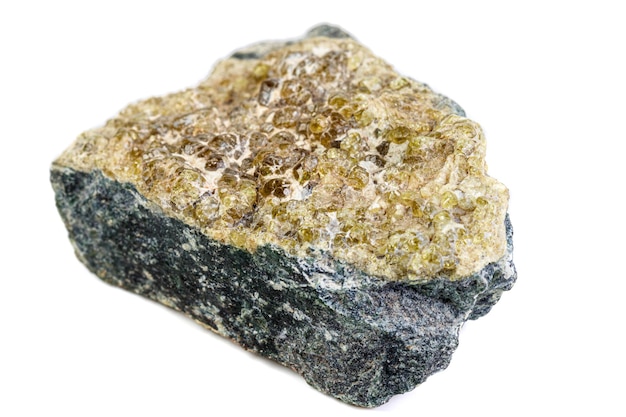 Makro-Mineralstein grossular auf weißem Hintergrund