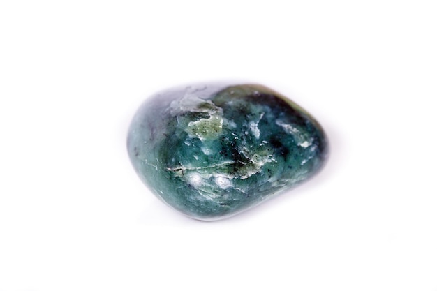 Makro-Mineralstein-Jade-Brasilianer auf weißem Hintergrund