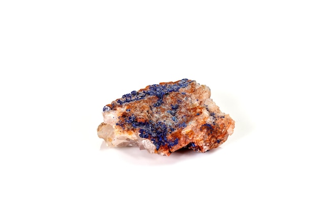 Makro-Mineralstein Malachit und Azurite vor weißem Hintergrund in Nahaufnahme
