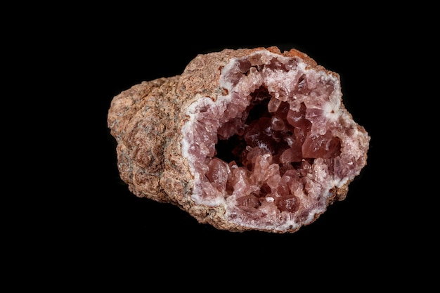 Makro-Mineralstein Pink Amethyst auf schwarzem Hintergrund hautnah