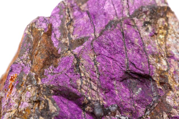 Makro-Mineralstein purpureus lila Purpurit in der Rasse einen weißen Hintergrund