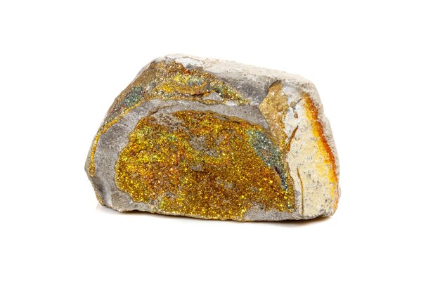 Makro-Mineralstein Pyrit-Regenbogen auf weißem Hintergrund