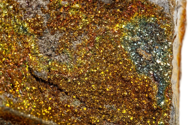 Makro-Mineralstein Pyrit-Regenbogen auf weißem Hintergrund