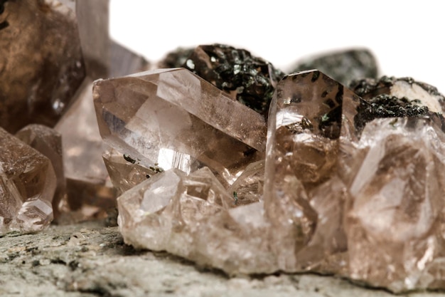 Makro-Mineralstein Quarzchlorit Palygorskite-Felsen auf weißem Hintergrund