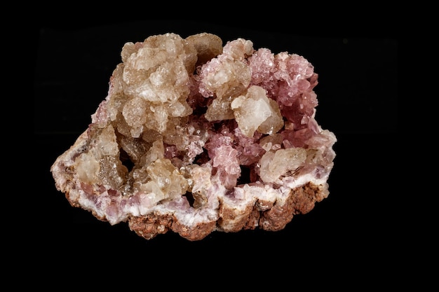 Makro-Mineralstein Rosa Amethyst auf schwarzem Hintergrund Nahaufnahme