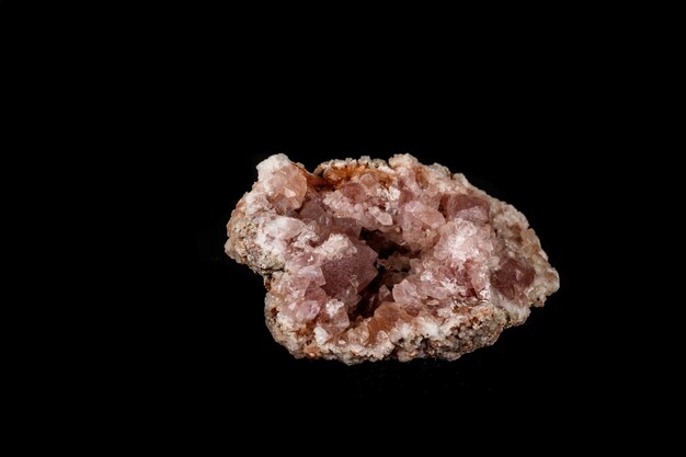 Makro-Mineralstein Rosa Amethyst auf schwarzem Hintergrund