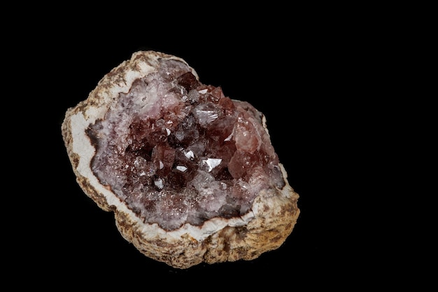 Makro-Mineralstein Rosa Amethyst auf schwarzem Hintergrund