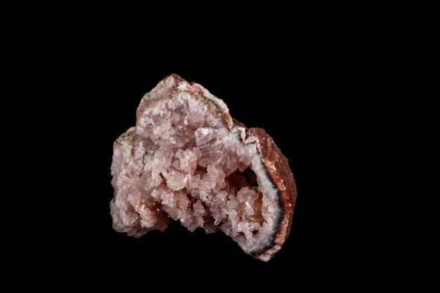 Makro-Mineralstein Rosa Amethyst auf schwarzem Hintergrund