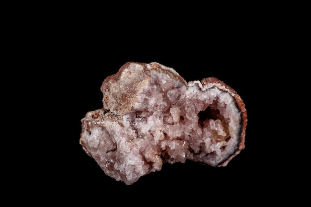 Makro-Mineralstein Rosa Amethyst auf schwarzem Hintergrund